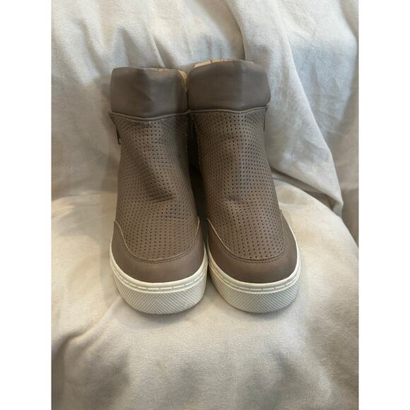 9.5 Steve Madden Wedge fashion sneaker - Picture 2 of 4
